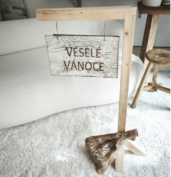 Dřevěný stojan s cedulí Veselé Vánoce
