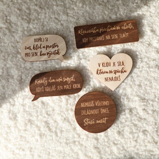 Dřevěné magnetky s citáty o klidu a rovnováze